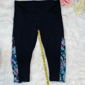 Fabletics Capri Leggings Large
